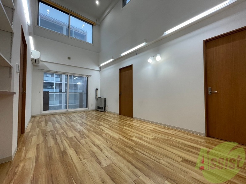 居室・リビング　日当たりが良くて心地よく過ごせそうなお部屋です。