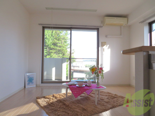 居室・リビング　白基調のお部屋は、部屋が明るく広く感じますね。