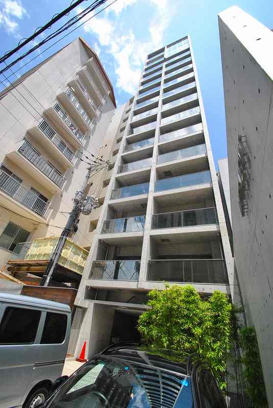 建物外観　平和大通りにそびえたつオシャレな外観