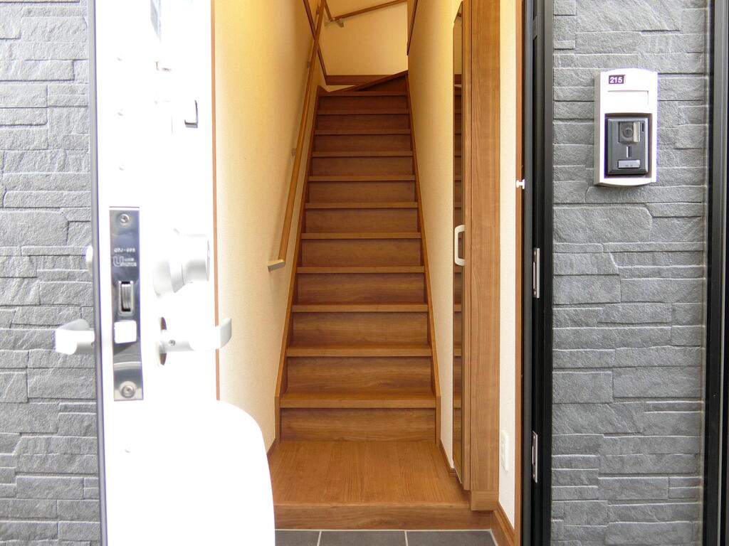 玄関　同物件別部屋(同タイプ間取り)のものです。
