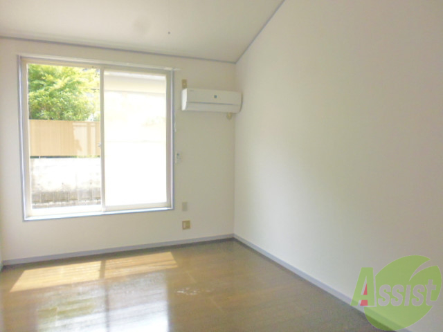 居室・リビング　窓が大きいので陽当たりもよく明るい印象ですね。