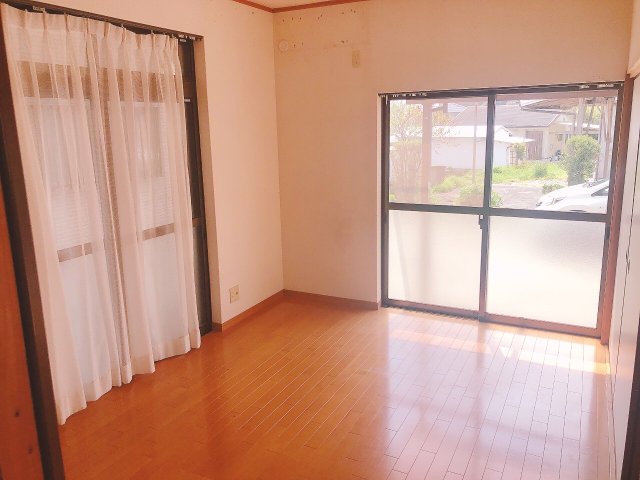 居室・リビング　窓から差し込む陽光が心地よい、明るく開放的な洋室。