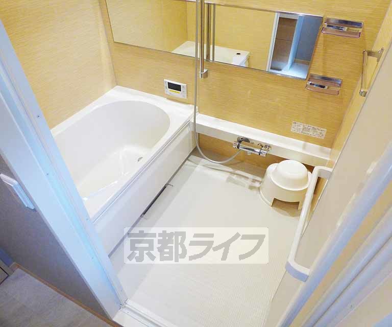 バス・シャワールーム　鏡のついた便利なお風呂