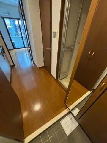 玄関　■モニタ付インターホン付き玄関■シューズラック■ダウンライト