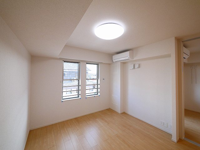 その他部屋・スペース　落ち着いた色調の寝室です