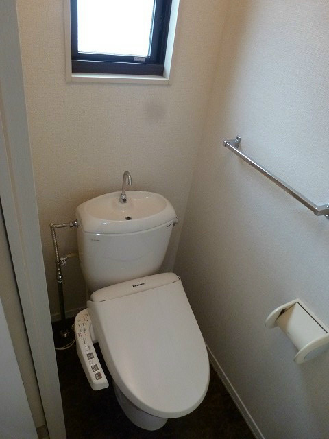 トイレ　写真は102号室です（参考）