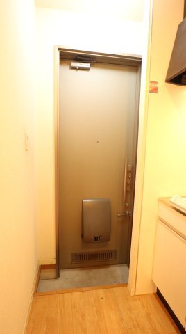 玄関　同物件、別のお部屋の写真です。