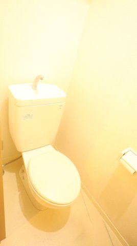 トイレ　同物件、別のお部屋の写真です。
