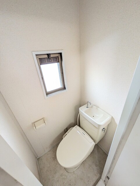 トイレ　※クリーニング前の室内参考写真です。