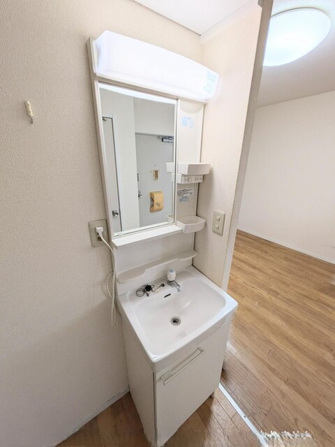 洗面設備　※クリーニング前の室内参考写真です。