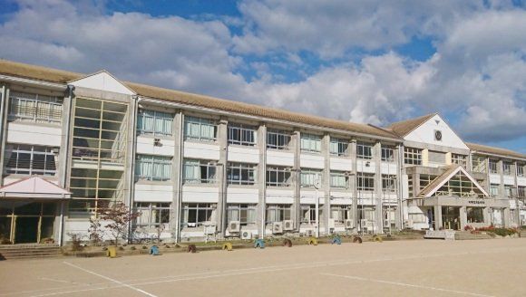 小学校　市川町立川辺小学校（小学校）まで550m