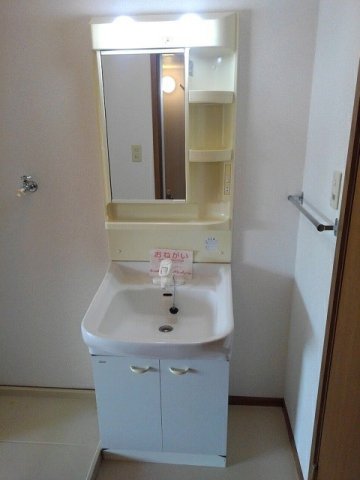 洗面設備　明るい洗面所です