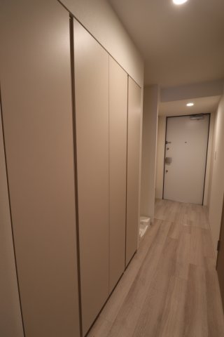 玄関　明るい色調の室内です