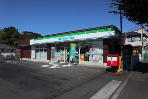 コンビニ　ファミリーマート 稲城平尾店（コンビニ）まで582m