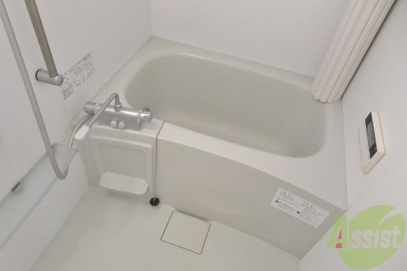 バス・シャワールーム　嬉しいバス・トイレ別のお部屋です。お風呂には追い焚き機能付き