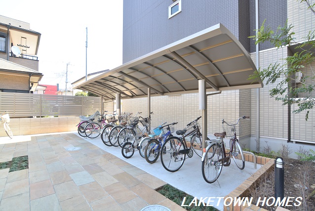 その他共有部分　敷地内に屋根付きの駐輪場があります。