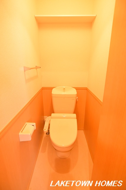 トイレ　上部に収納棚がある温水洗浄暖房便座付のトイレです。