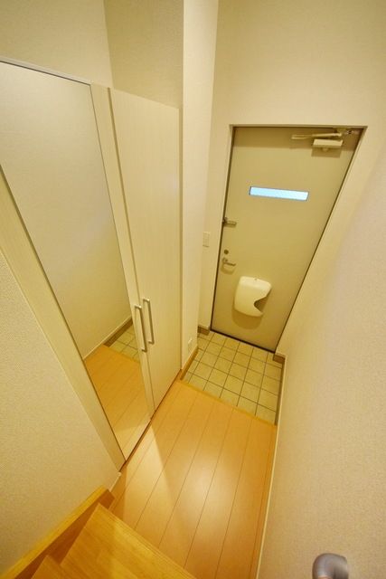 玄関　姿見付のシューズボックスです
