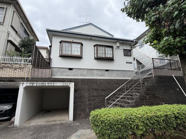 建物外観　道路は整然としており、周囲には緑が多く、落ち着いた住環境です