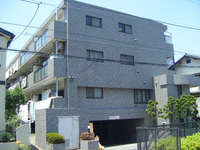 建物外観　頑丈な鉄筋コンクリートです