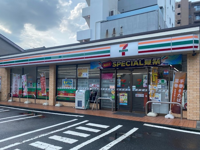 コンビニ　セブンイレブン（コンビニ）まで300m