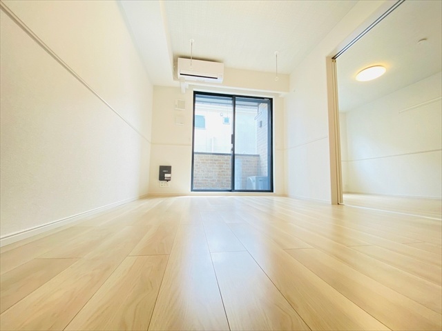 居室・リビング　同一建物内１０３号室内装写真転載