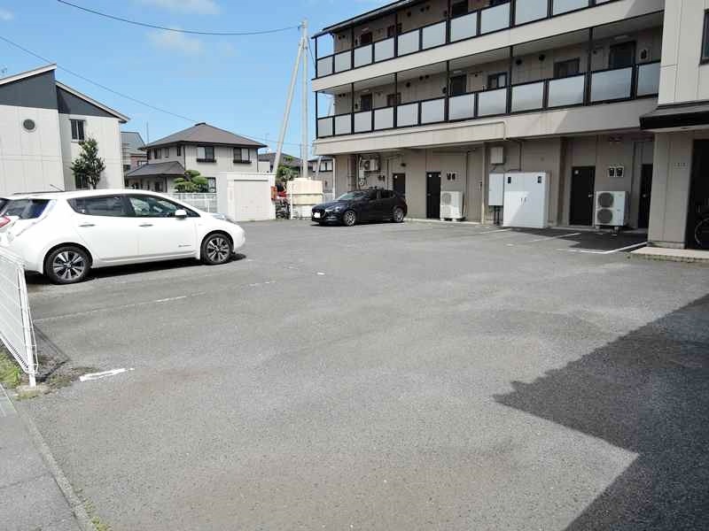 【那珂郡東海村舟石川駅東のアパートの駐車場】