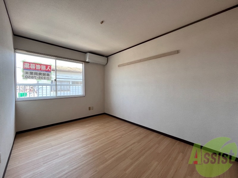 居室・リビング　６帖の洋室です。生活のメインとなる部屋ですね。