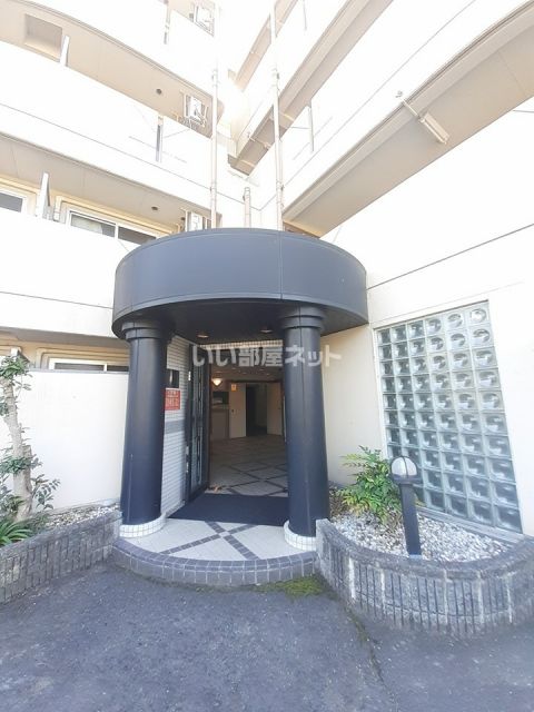 【泉南郡熊取町朝代西のマンションのエントランス】