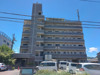 松山市井門町のマンションの建物外観