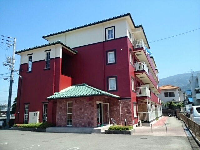 四国中央市三島宮川のマンションの建物外観