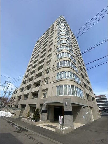 札幌市東区北四十三条東のマンションの建物外観