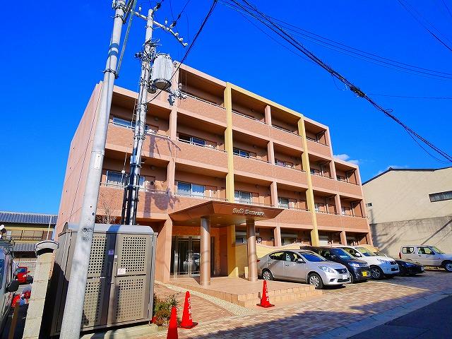 奈良市南半田西町のマンションの建物外観