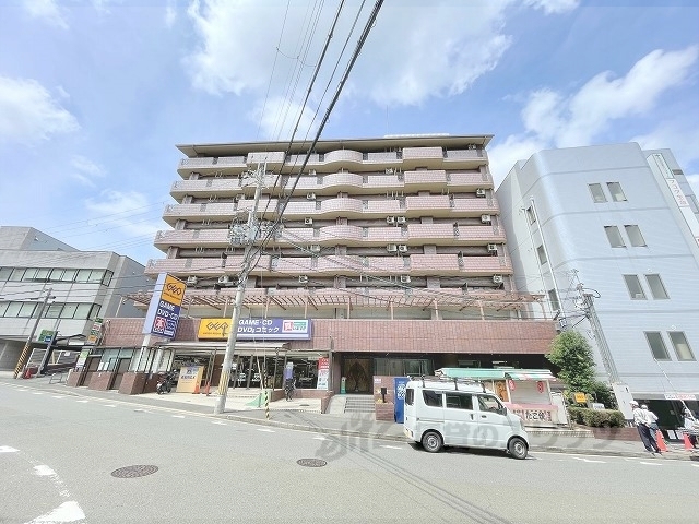 生駒市東生駒のマンションの建物外観