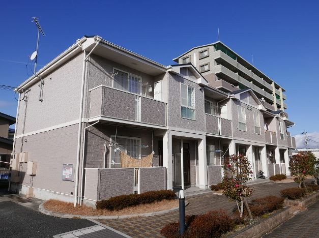 東近江市東沖野のアパートの建物外観