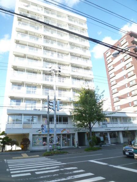 札幌市中央区南十六条西のマンションの建物外観