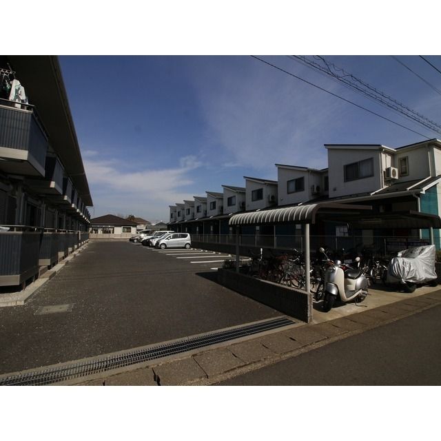 【川越市大字鯨井新田のアパートの駐車場】