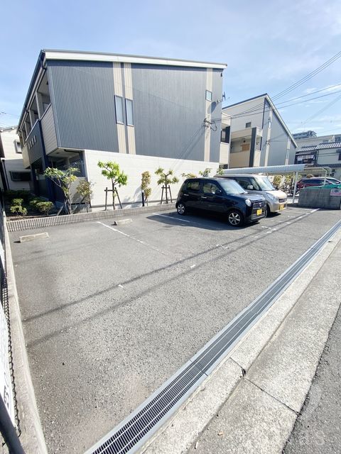 【堺市西区鶴田町のアパートの駐車場】