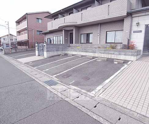 【京都市左京区岩倉北桑原町のマンションの駐車場】