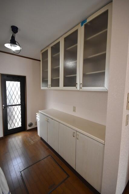 キッチン　キッチン作業台と食器棚