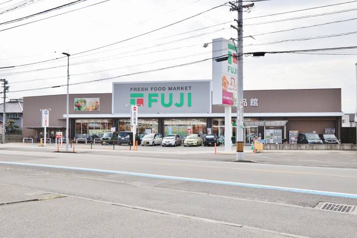 スーパー　フジ中吉野店（スーパー）まで185m