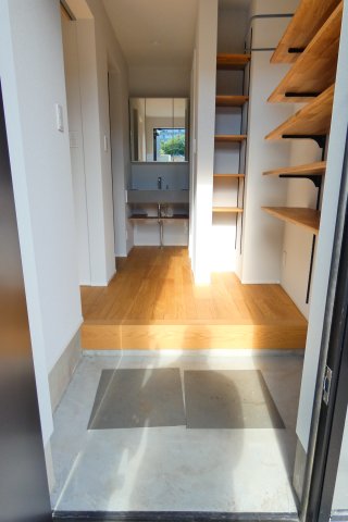 玄関　大きなシューズ入れ・コート掛け完備。