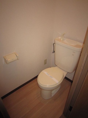 トイレ　写真は別号室のものです。