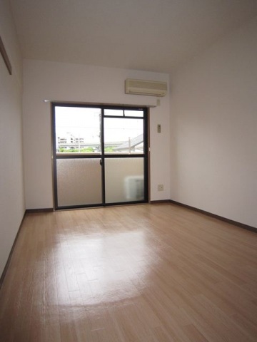 居室・リビング　写真は別号室のものです。