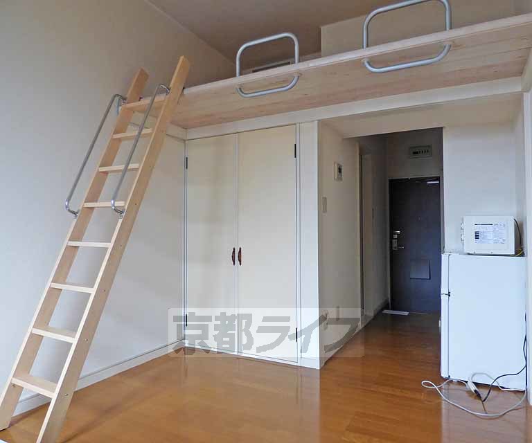 居室・リビング　ロフト付の室内