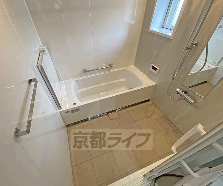 バス・シャワールーム　ゆとりある広さの浴室です。