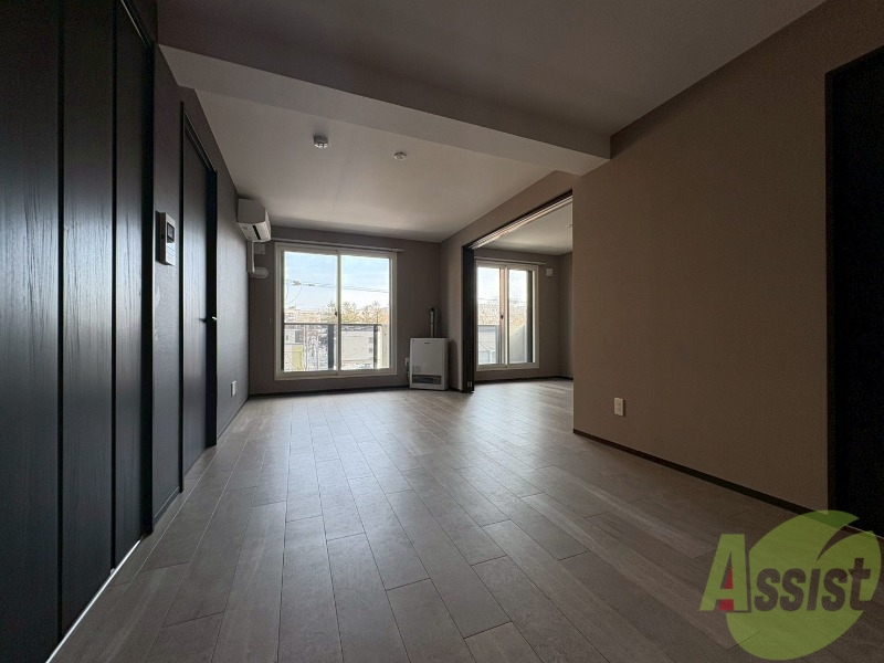 居室・リビング　木目のフローリングは落ち着きのある印象のお部屋になりますね。