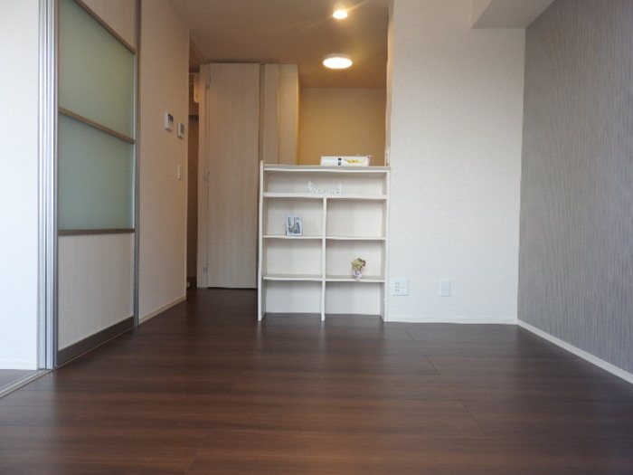 居室・リビング　窓があり日差しの入るお部屋です
