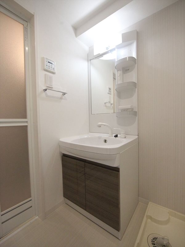 洗面設備　脱衣所　独立洗面台（シャンプードレッサー付）収納スペース有