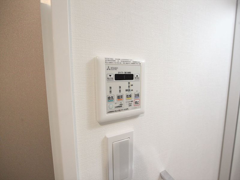 その他設備　浴室暖房乾燥機付き
